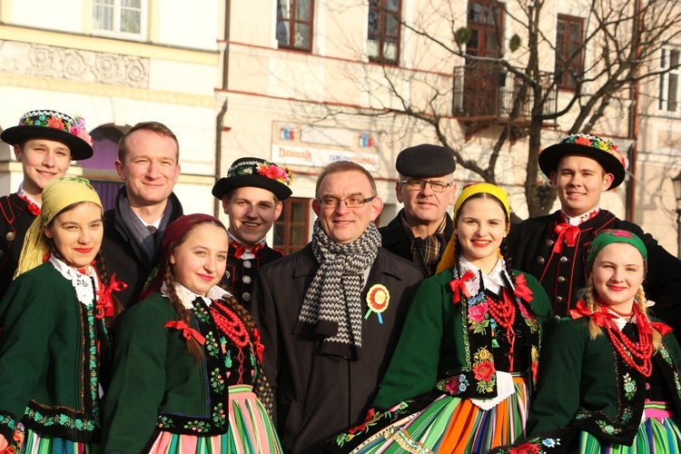 Polonez maturzystów na Starym Rynku w Łowiczu