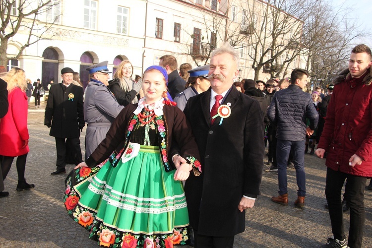 Polonez maturzystów na Starym Rynku w Łowiczu