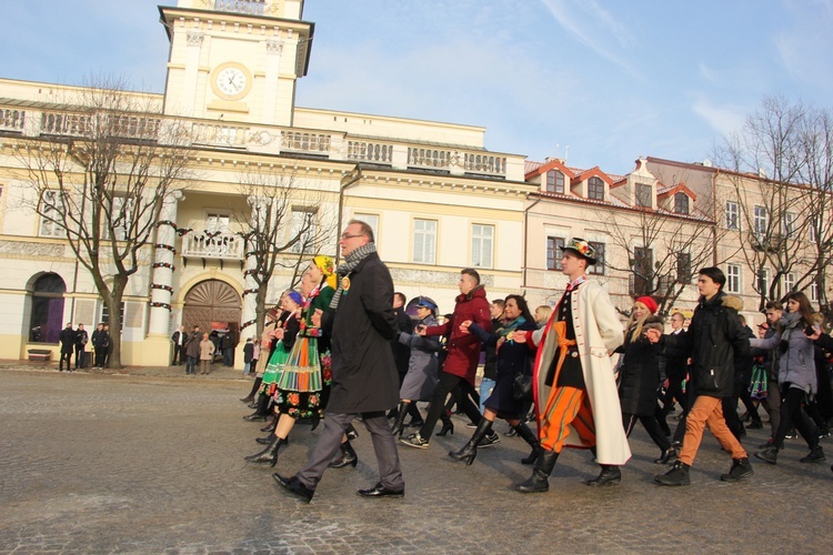 Polonez maturzystów na Starym Rynku w Łowiczu