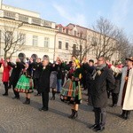 Polonez maturzystów na Starym Rynku w Łowiczu