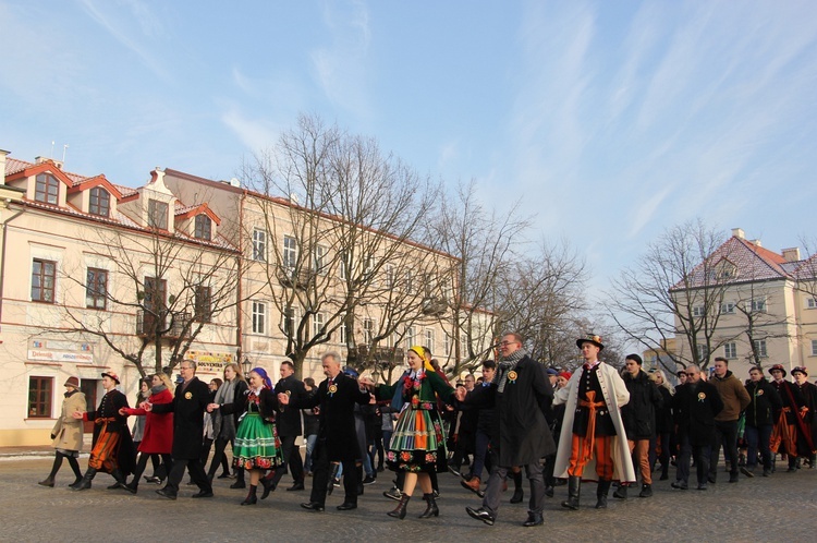 Polonez maturzystów na Starym Rynku w Łowiczu