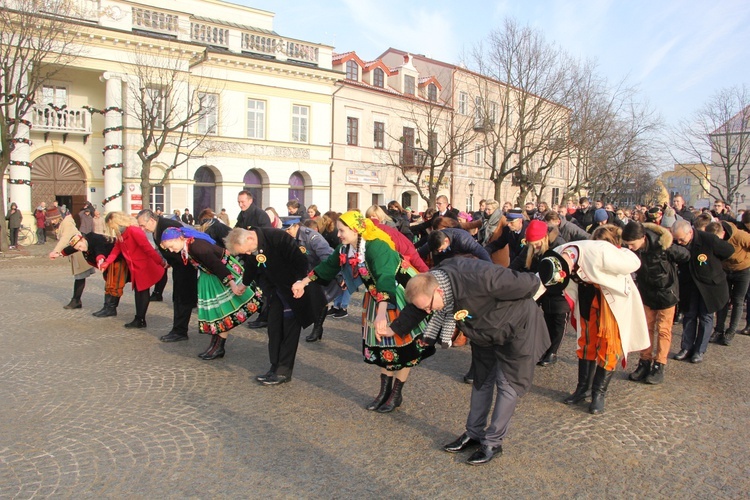 Polonez maturzystów na Starym Rynku w Łowiczu