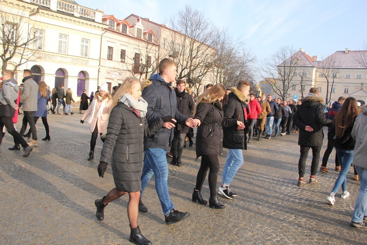 Polonez maturzystów na Starym Rynku w Łowiczu