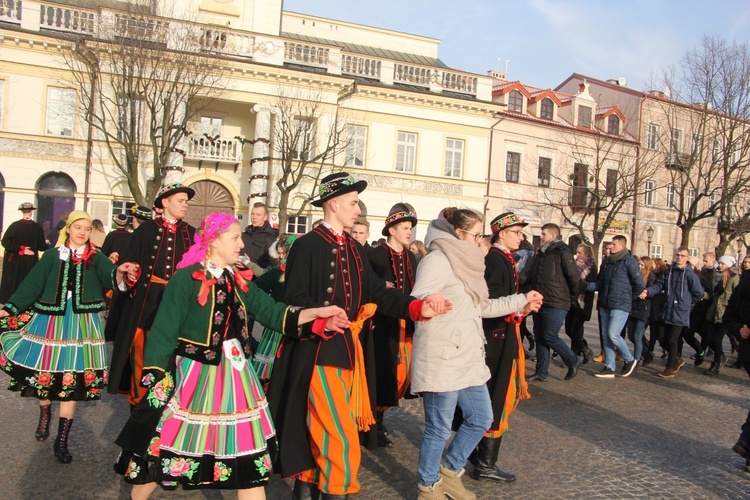 Polonez maturzystów na Starym Rynku w Łowiczu