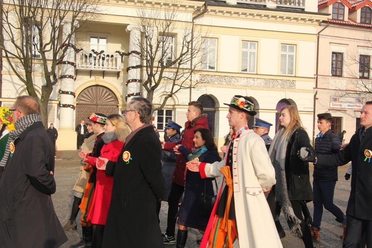 Polonez maturzystów na Starym Rynku w Łowiczu