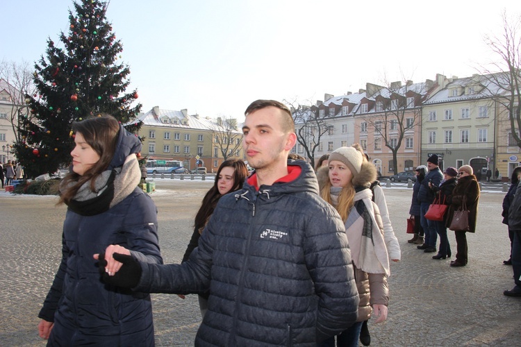 Polonez maturzystów na Starym Rynku w Łowiczu