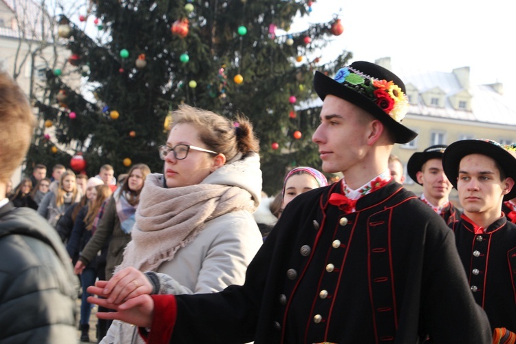 Polonez maturzystów na Starym Rynku w Łowiczu