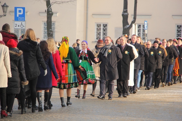 Polonez maturzystów na Starym Rynku w Łowiczu