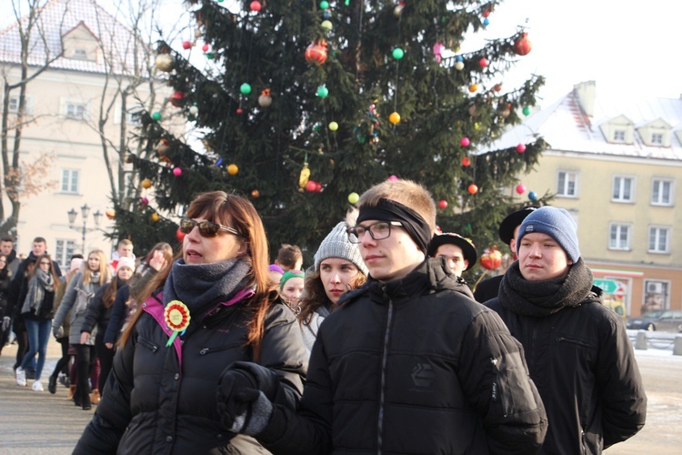 Polonez maturzystów na Starym Rynku w Łowiczu