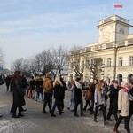 Polonez maturzystów na Starym Rynku w Łowiczu