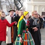 Polonez maturzystów na Starym Rynku w Łowiczu