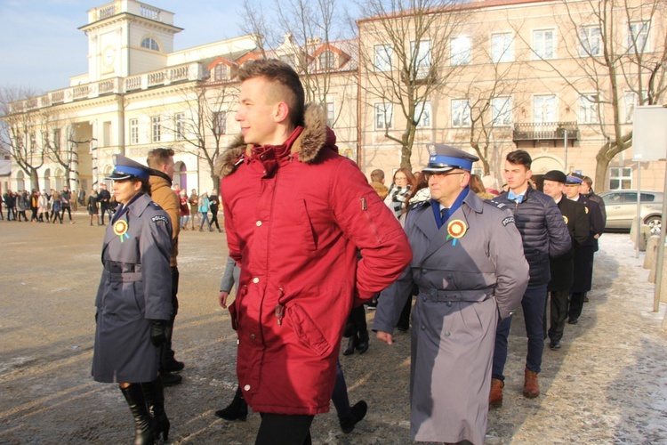 Polonez maturzystów na Starym Rynku w Łowiczu