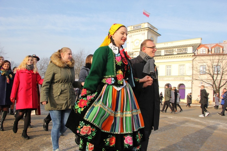 Polonez maturzystów na Starym Rynku w Łowiczu