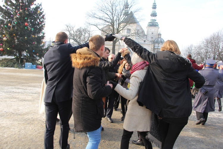 Polonez maturzystów na Starym Rynku w Łowiczu