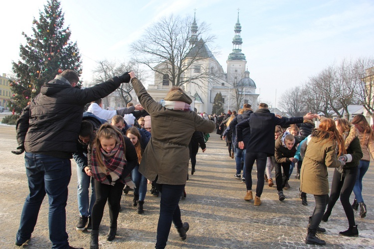 Polonez maturzystów na Starym Rynku w Łowiczu