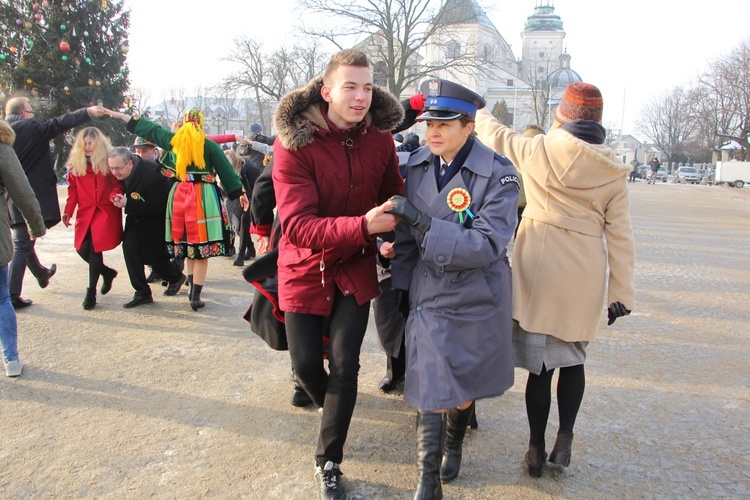 Polonez maturzystów na Starym Rynku w Łowiczu