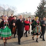 Polonez maturzystów na Starym Rynku w Łowiczu