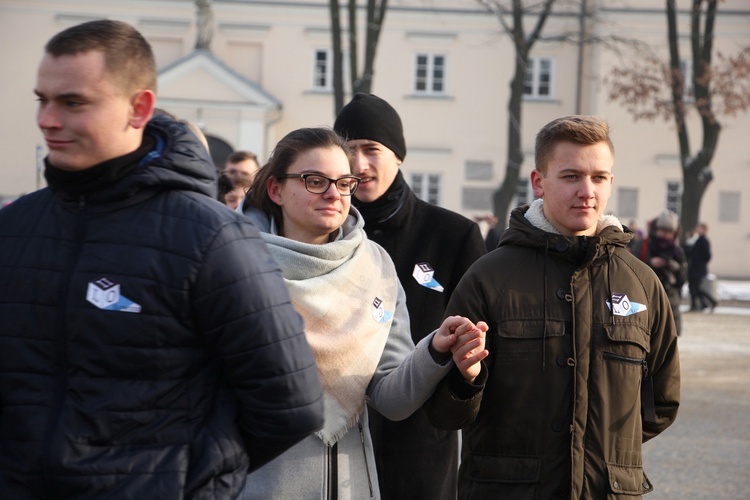 Polonez maturzystów na Starym Rynku w Łowiczu