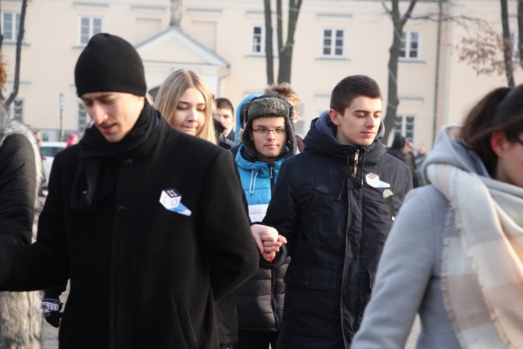 Polonez maturzystów na Starym Rynku w Łowiczu