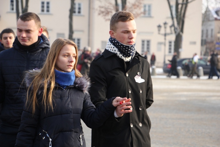 Polonez maturzystów na Starym Rynku w Łowiczu