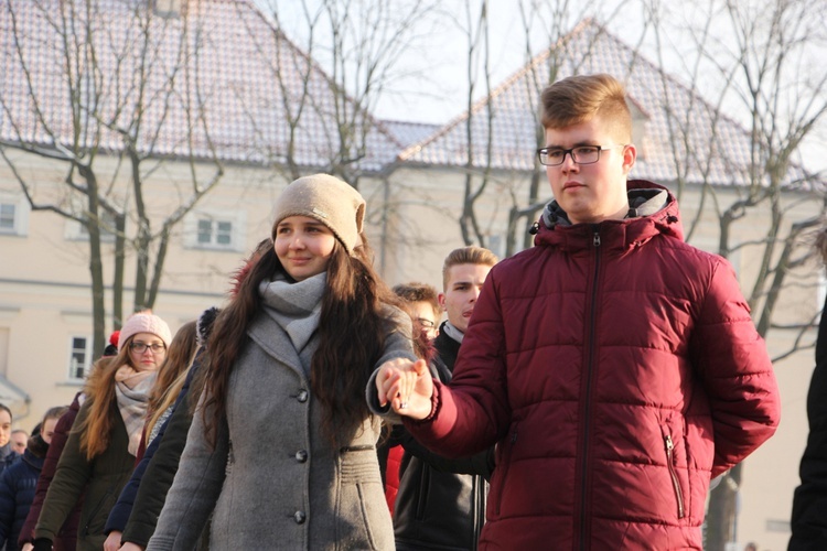 Polonez maturzystów na Starym Rynku w Łowiczu