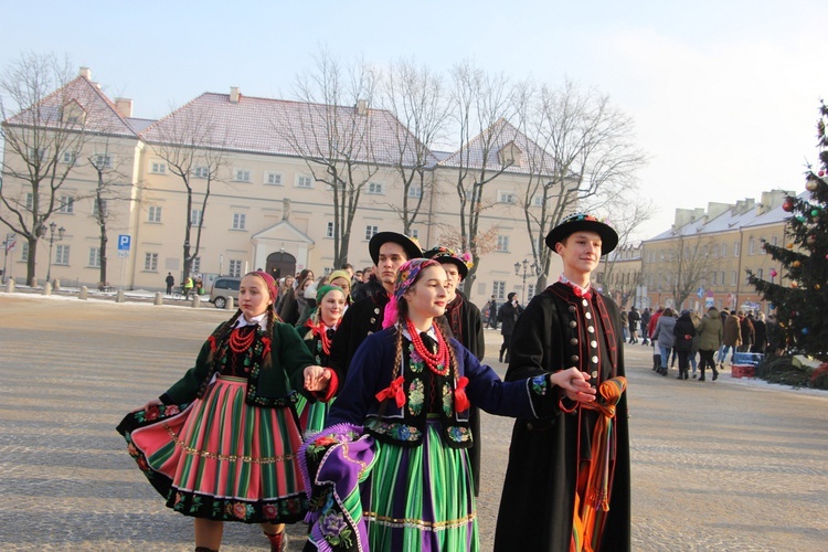 Polonez maturzystów na Starym Rynku w Łowiczu