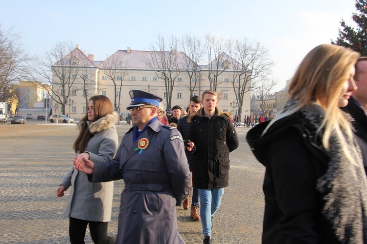 Polonez maturzystów na Starym Rynku w Łowiczu