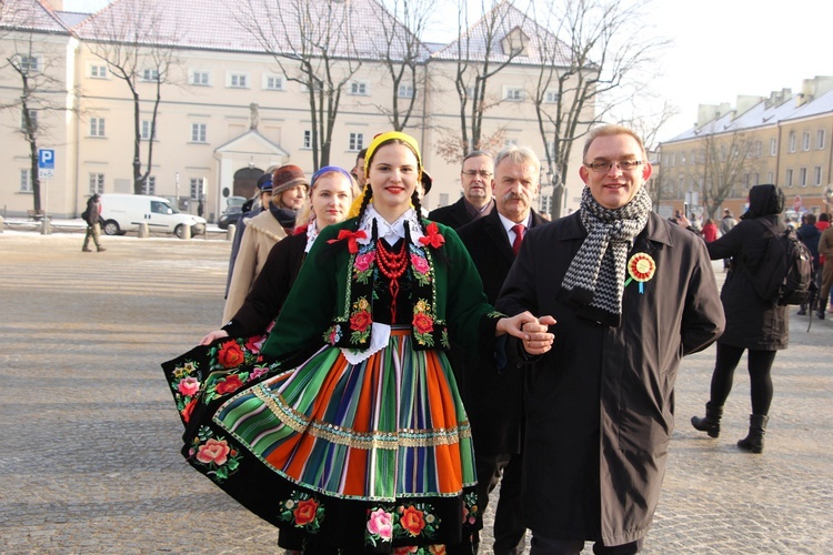 Polonez maturzystów na Starym Rynku w Łowiczu