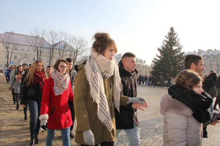 Polonez maturzystów na Starym Rynku w Łowiczu