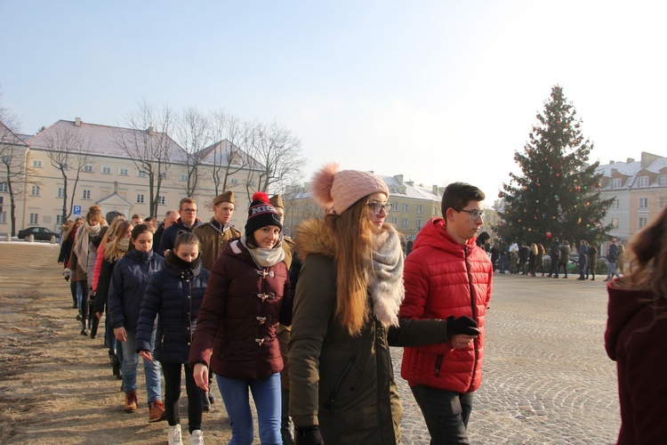 Polonez maturzystów na Starym Rynku w Łowiczu