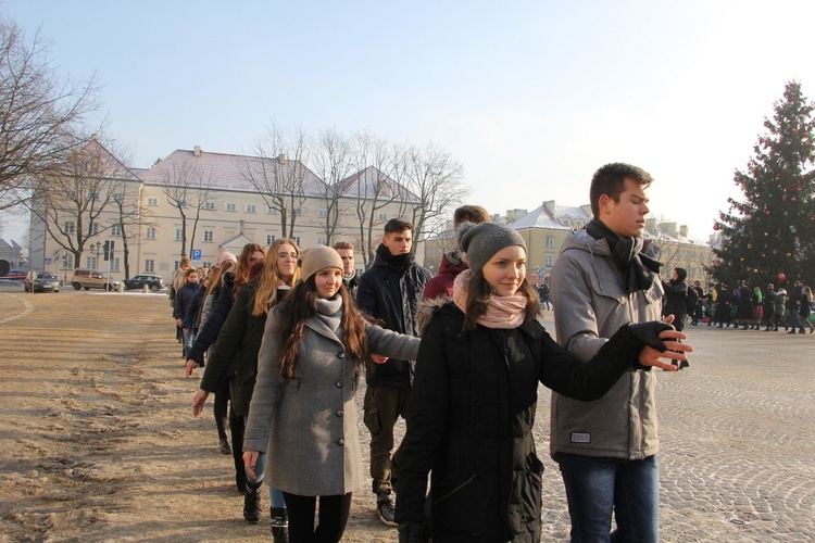 Polonez maturzystów na Starym Rynku w Łowiczu