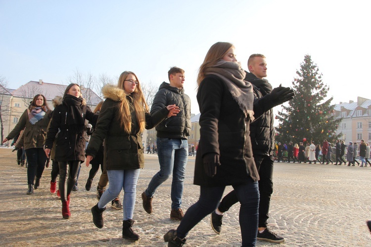 Polonez maturzystów na Starym Rynku w Łowiczu