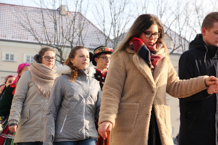 Polonez maturzystów na Starym Rynku w Łowiczu