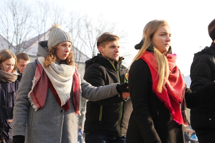 Polonez maturzystów na Starym Rynku w Łowiczu