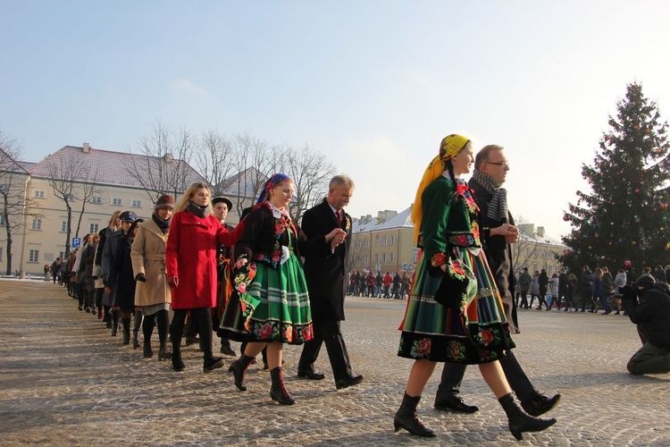 Polonez maturzystów na Starym Rynku w Łowiczu