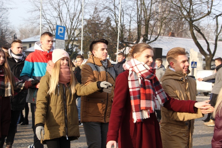 Polonez maturzystów na Starym Rynku w Łowiczu