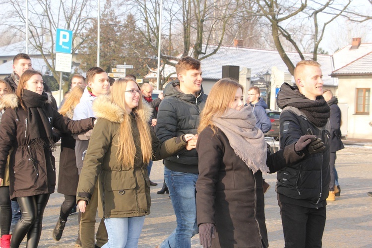 Polonez maturzystów na Starym Rynku w Łowiczu