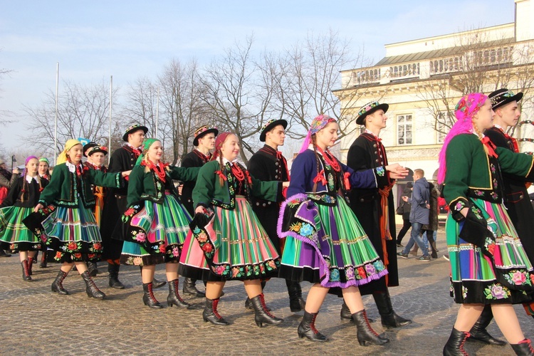 Polonez maturzystów na Starym Rynku w Łowiczu