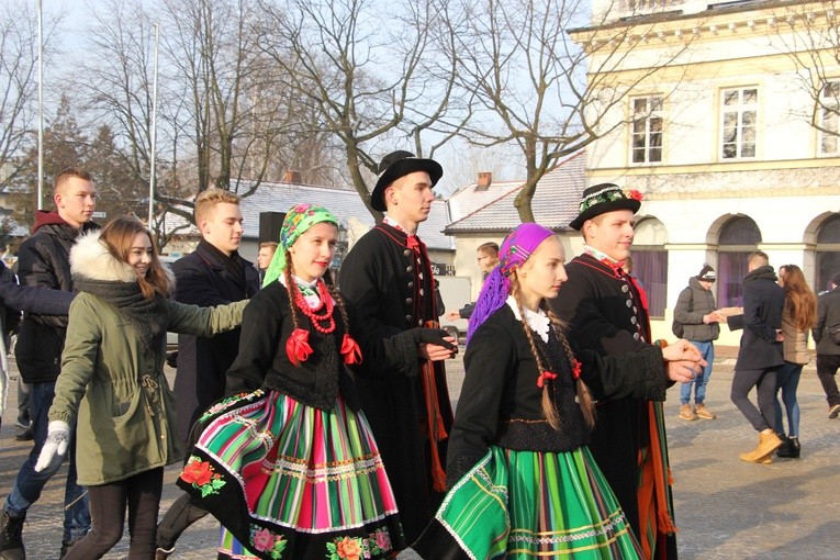 Polonez maturzystów na Starym Rynku w Łowiczu