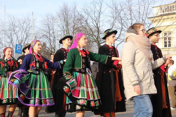 Polonez maturzystów na Starym Rynku w Łowiczu