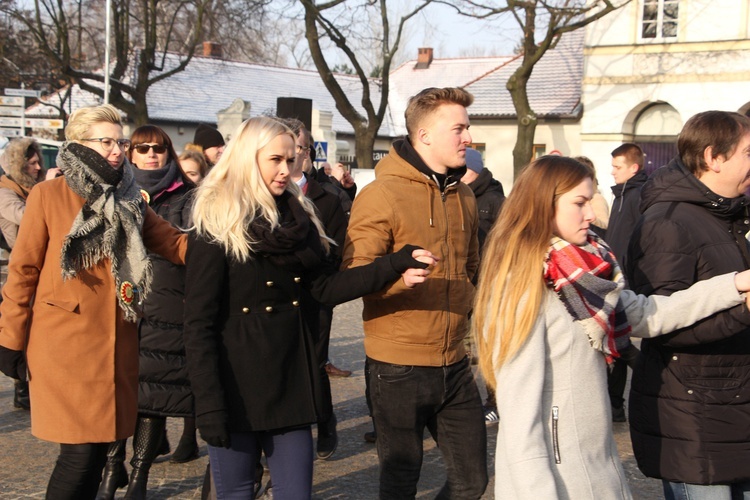 Polonez maturzystów na Starym Rynku w Łowiczu