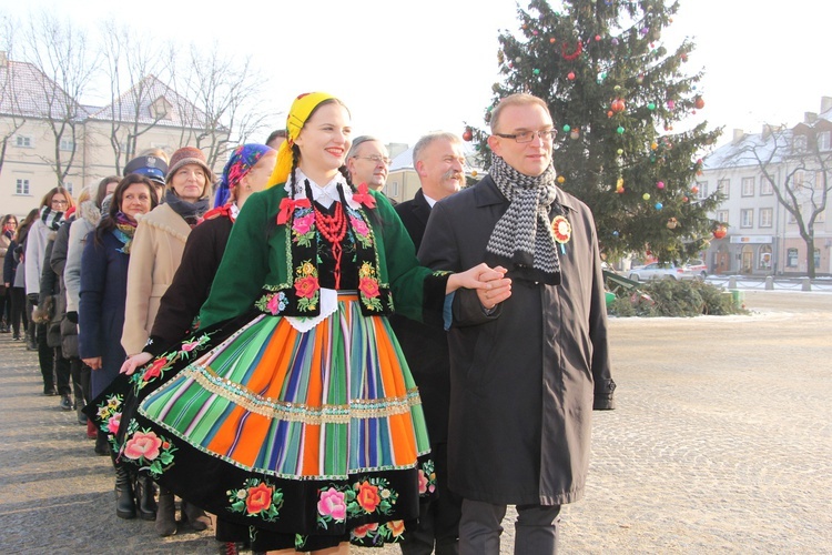 Polonez maturzystów na Starym Rynku w Łowiczu