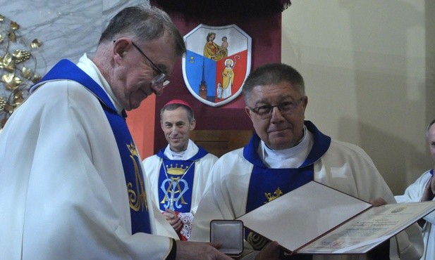 O. Stanisław M. Piętka wręcza medal "Zasłużony dla Rycerstwa Niepokalanej" ks. prał. Józefowi Drabikowi