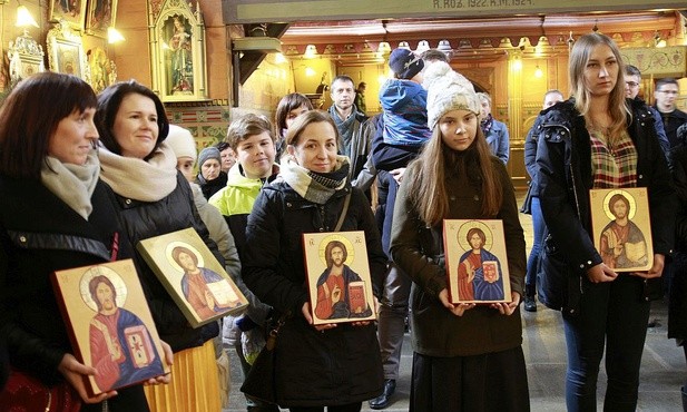 Wzruszeni uczestnicy kursu pisania ikon przed uroczystością ich poświęcenia