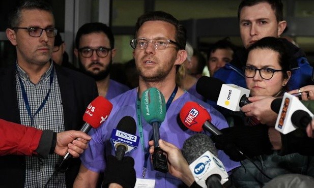 Podczas briefingu przed SOR-em Uniwersyteckiego Centrum Klinicznego