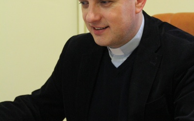 Ks. Piotr Karpiński cieszy się z sukcesu swoich uczniów i nauczycieli