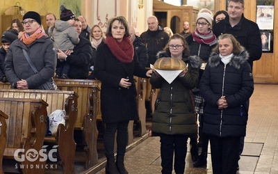 Młodzież przyniosła do ołtarza: chleb, winogrona i dary ofiarne.