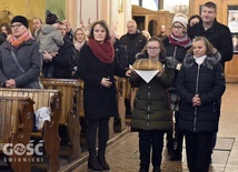 Młodzież przyniosła do ołtarza: chleb, winogrona i dary ofiarne.