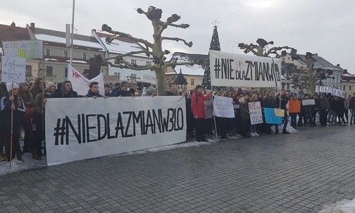 Licealiści w Pszczynie protestują [ZDJĘCIA]