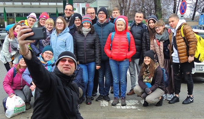 Jeszcze tylko selfie grupy w wykonaniu ks. Andrzeja Wołpiuka i pielgrzymi ruszają w drogę